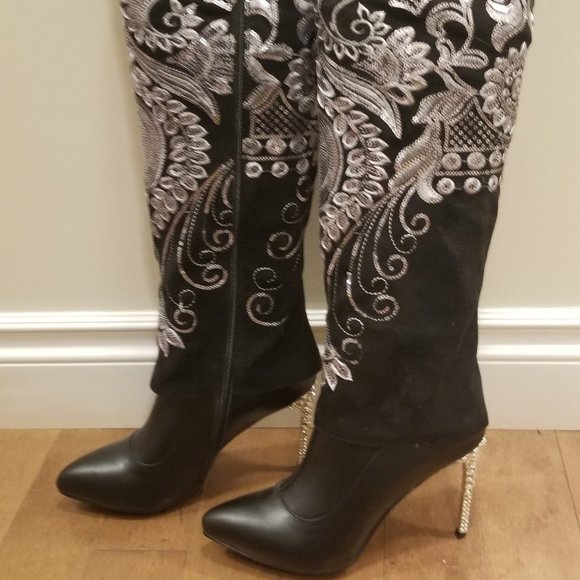 Beaded boots size 8.5 (CDN) - Picture 1 of 4